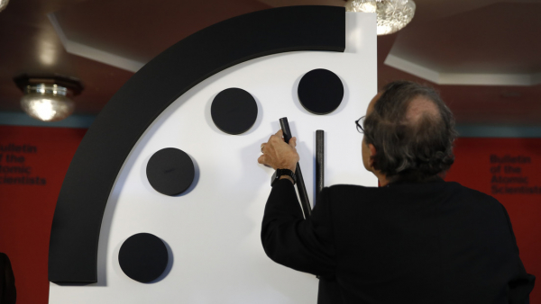 Robert Rosner, presidente del Boletín de Científicos Atómicos, mueve las manecillas del Reloj del Juicio Final, Washington, EE.UU., el 25 de enero de 2018 