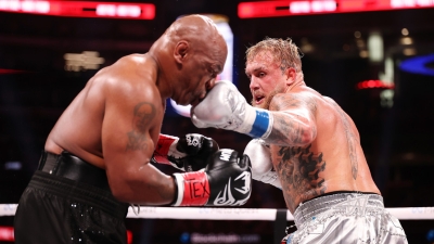El &#039;influencer&#039; Jake Paul venció este viernes por decisión unánime al legendario boxeador Mike Tyson en un combate en el AT&amp;T Stadium de Arlington, Texas. La pelea, que se transmitió por Netflix, se disputó en 8 asaltos de 2 minutos, con guantes de 14 onzas, y fue sancionada como combate profesional por el Departamento de Licencias y Reglamentos de Texas. La pelea ha estado envuelta en diversas polémicas desde que fue anunciada. Inicialmente estaba programada para el 20 de julio, pero se pospuso después de que Tyson sufriera un episodio de náuseas y mareos, por causa de una úlcera, durante un vuelo que lo trasladaba desde Los Ángeles a Miami. Asimismo, el hecho de que los púgiles tengan una diferencia de edad de más de 30 años ha sido foco de atención, siendo catalogado por el New York Times como un &quot;enfrentamiento generacional&quot;, por todo lo que ambas figuras representan.