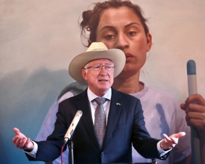 Paran a Ken Salazar; debe primero acudir a la SRE para todo asunto