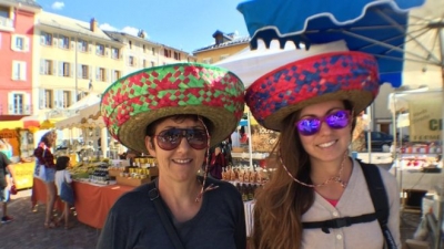 Dos turistas llegadas a Barcelonnette para disfrutar de sus &quot;fiestas mexicanas&quot;.
