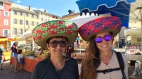 Dos turistas llegadas a Barcelonnette para disfrutar de sus "fiestas mexicanas".