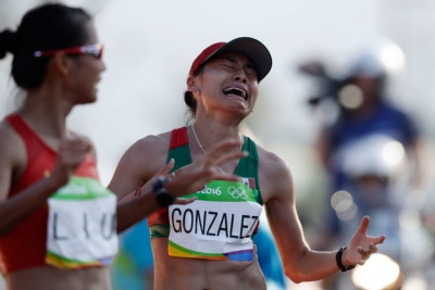 La marchista Guadalupe González cruza la meta en segundo lugar.
