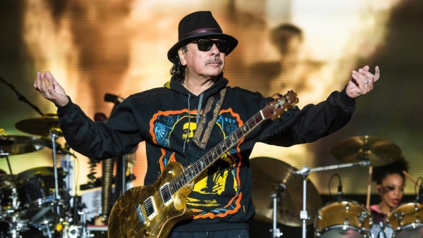 Carlos Santana se ve obligado a disculparse por decir que &quot;una mujer es una mujer y un hombre es un hombre&quot;