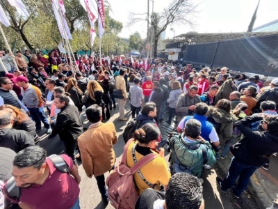 Simpatizantes de Claudia Sheinbaum afuera de la sede del Instituto Nacional Electoral, al sur de la Ciudad de México, donde la morenista se registra como candidata presidencial de Morena, el 18 de febrero de 2024.