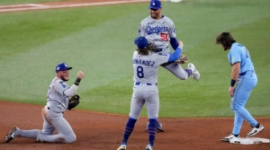 Los Dodgers se quedaron con el juego 6 al vencer a Toronto 3-1.