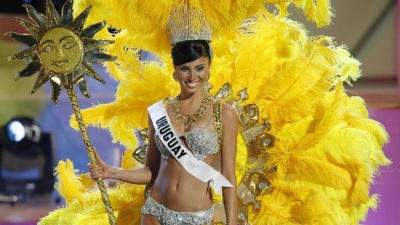 La modelo uruguaya Fatimih Dávila durante la competencia preliminar para Miss Universo 2006, en Los Ángeles, EE.UU., el 18 de julio de 2006.