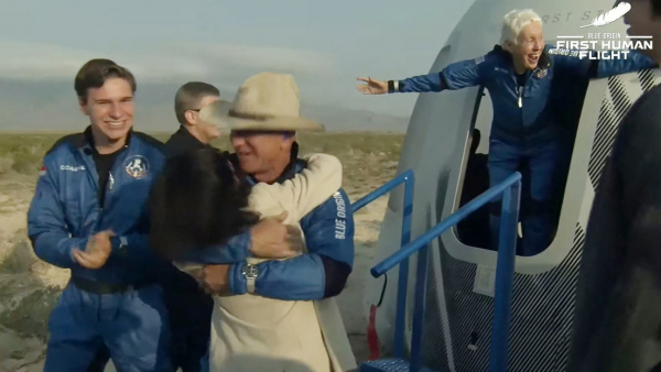 Captura de pantalla del video de Blue Origin muestra a Jeff Bezos (centro), Wally Funk(derecha) y Oliver Daemen(izquierda) tras el aterrizaje de la misión New Shepard en Van Horn, Texas, el 20 de julio de 2021.