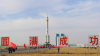 El cohete portador Gran Marcha-2F es transferido al área de despegue del Centro de Lanzamiento de Satélites de Jiuquan, en el noroeste de China.