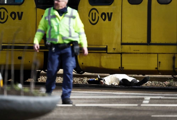 Policías armados vigilan la plaza del 24 de Octubre, donde varias personas han resultado heridas este lunes en un tiroteo, en la zona oeste de Utrech, Holanda.