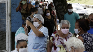 Un trabajador de la salud prepara una jeringa contra el coronavirus en Sao Goncalo, cerca de Río de Janeiro, 18 de febrero de 2021