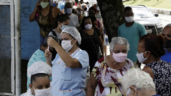 Un trabajador de la salud prepara una jeringa contra el coronavirus en Sao Goncalo, cerca de Río de Janeiro, 18 de febrero de 2021