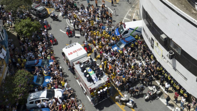 El cortejo fúnebre de Pelé recorre las calles de Santos antes de recibir sepultura