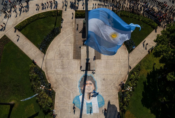 Miles de personas esperaron su turno para despedirse de los restos de Diego Armando Maradona en la Casa Rosada, en Buenos Aires. 