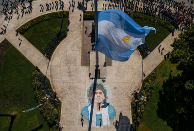 Miles de personas esperaron su turno para despedirse de los restos de Diego Armando Maradona en la Casa Rosada, en Buenos Aires.
