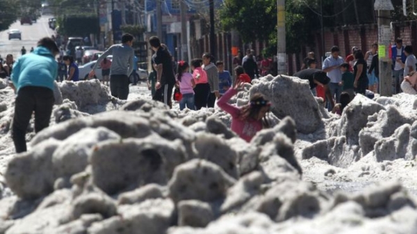 Una inusual granizada cubrió algunas áreas de la zona metropolitana de Guadalajara. 