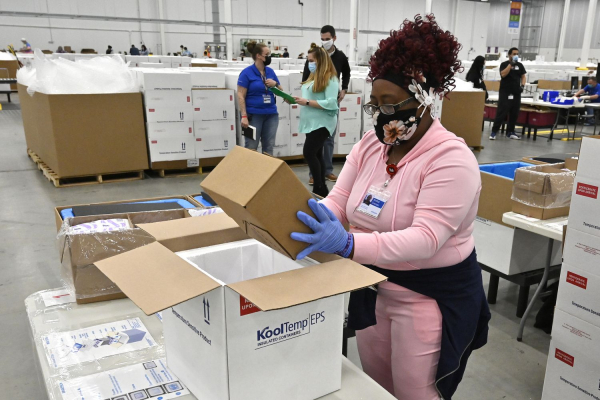 Una trabajadora empaca una caja de la vacuna Johnson and Johnson COVID-19 en una hielera para enviarla a los centros de vacunación, el día de hoy en Kentucky, Estados Unidos.