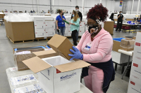 Una trabajadora empaca una caja de la vacuna Johnson and Johnson COVID-19 en una hielera para enviarla a los centros de vacunación, el día de hoy en Kentucky, Estados Unidos.
