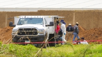 Personal del Instituto Jalisciense de Ciencias Forenses (IJCF) trabajan en una fosa clandestina descubierta en la colonia Las Agujas de Zapopan, en México, el 8 de julio de 2025.