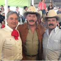 Imagen publicada de la cuenta de Twitter del actor Sergio Goyri "Una buena charreada con excelentes amigos".