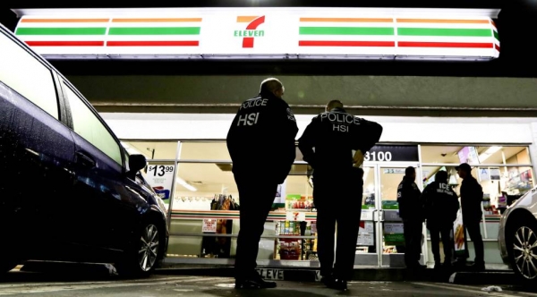 Agentes de la policía frente a un 7-Eleven este miércoles de madrugada.