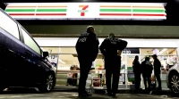 Agentes de la policía frente a un 7-Eleven este miércoles de madrugada.