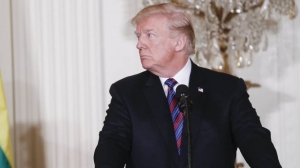 El presidente estadounidense Donald J. Trump responde a una pregunta de los medios de comunicación durante una rueda de prensa.