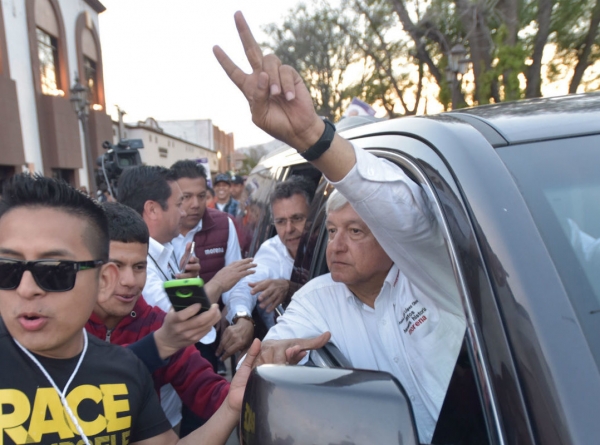 López Obrador durante su visita a Tecate, Baja California.