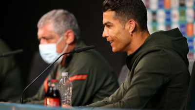 Cristiano Ronaldo (derecha) y el entrenador de Portugal Fernando Santos hablan durante una conferencia de prensa en Budapest (Hungría), el 14 de junio de 2021