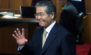 Fotografía de archivo del 8 de julio de 2015, del exmandatario Alberto Fujimori (1990-2000) quien saluda durante una audiencia en Lima, Perú.