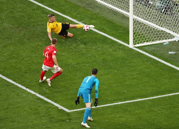 Toby Alderweireld impide un gol de Eric Dier, San Petersburgo, Rusia, 14 de julio de 2018. 