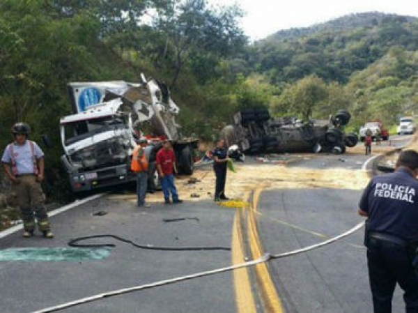 Por volcadura, reportan cierre total de carretera a Puerto Vallarta