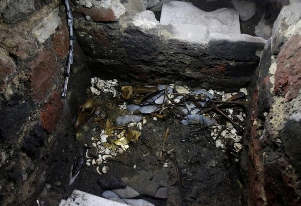 Hallan ofrenda de oro azteca enterrado en Ciudad de México