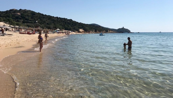 Turistas en la playa de Chia en Cerdeña, Italia (imagen ilustrativa)