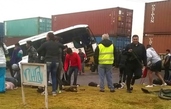 Choque entre camión y tren deja dos muertos y 15 heridos en El Salto