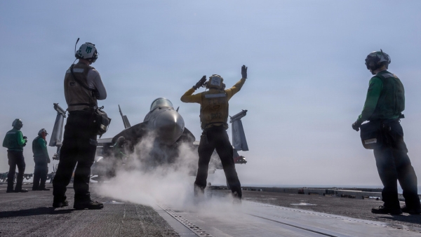 Caza estadounidense se prepara para despegar desde el portaviones USS Abraham Lincoln el sábado 28 de febrero de 2026.