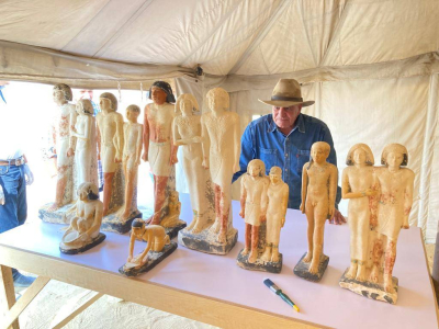 Zahi Hawass presenta los objetos históricos hallados en las tumbas recientemente descubiertas.