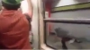 Usuarios del Metro saltan de tren en movimiento