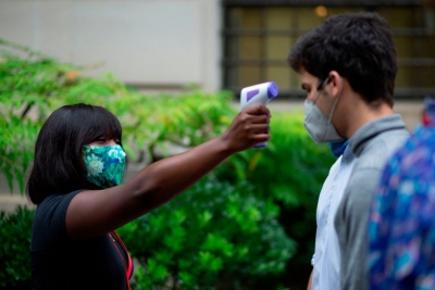Las mascarillas ayuda a proteger de transmisión por aire.