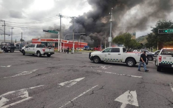 Colapsa techo de Waltmart tras incendio