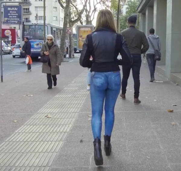 Una modelo pasea &#039;sin ropa&#039; por Montevideo y mira lo que pasa