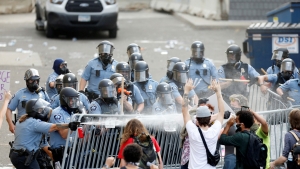 Manifestantes protestan por la muerte de George Floyd a manos de la Policía, en Mineápolis, EE.UU., el 27 de mayo de 2020.