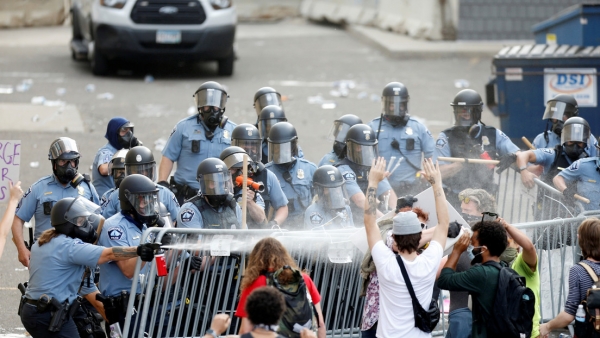 Manifestantes protestan por la muerte de George Floyd a manos de la Policía, en Mineápolis, EE.UU., el 27 de mayo de 2020.