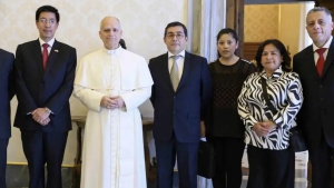 El Papa León XIV junto al ministro peruano ante la Santa Sede Manuel Carrasco (2º izq.) y los funcionarios del Registro Nacional de Identificación y Estado Civil (RENIEC) de Perú, tras actualizar los datos de su DNI electrónico peruano el viernes