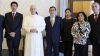 El Papa León XIV junto al ministro peruano ante la Santa Sede Manuel Carrasco (2º izq.) y los funcionarios del Registro Nacional de Identificación y Estado Civil (RENIEC) de Perú, tras actualizar los datos de su DNI electrónico peruano el viernes