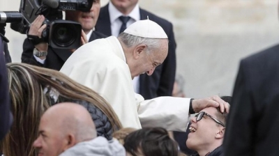 El Papa saluda a un niño durante la audiencia general - EFE