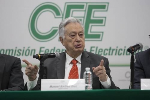 Las empresas de energía renovable en México deberían pagar parte del costo para asegurar el flujo continuo en la red eléctrica, manifestó el director de la CFE, Manuel Bartlett, mientras se debate el futuro de esta industria privada en el país.