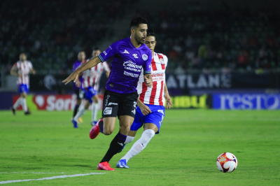 Nestor Vidrio del Mazatlán y José Macías del Chivas disputan el balón durante el juego de la jornada 10.