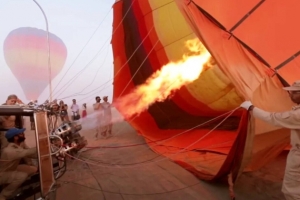 Un globo aerostático que transportaba turistas rusos se estrella en Dubái