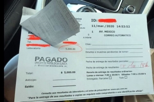 Las personas usan mascarillas protectoras en el Aeropuerto Internacional Benito Juárez, en la Ciudad de México, el 28 de febrero de 2020.