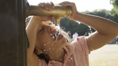 La investigación indica que la baja temperatura del líquido desactiva las mismas neuronas que generan la sed.